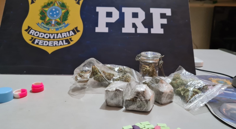 PRF de Patos de Minas aborda veículo na BR-365 e encontra Skunk, Ecstasy e maconha PRF de Patos de Minas aborda veículo na BR-365 e encontra Skunk, Ecstasy e maconha