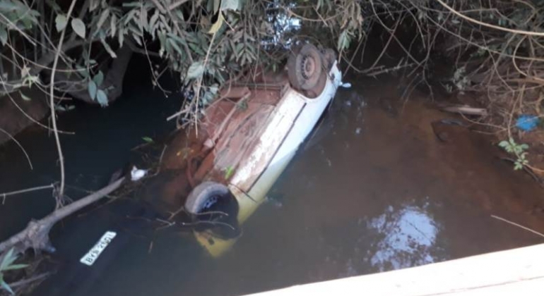 Motorista cai com carro dentro de córrego ao desviar de animal silvestre Motorista cai com carro dentro de córrego ao desviar de animal silvestre