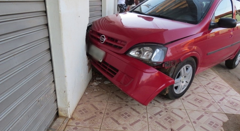 Motorista embriagado e inabilitado atinge carro e muro de residência em Carmo do Paranaíba