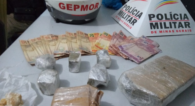 PM de Patos de Minas prende homem e localiza drogas e dinheiro no Bairro Nossa Senhora Aparecida PM de Patos de Minas prende homem e localiza drogas e dinheiro no Bairro Nossa Senhora Aparecida