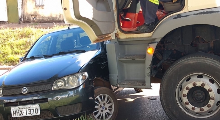 Carro é arrastado por 10 metros após se envolver em acidente com caminhão Carro é arrastado por 10 metros após se envolver em acidente com caminhão