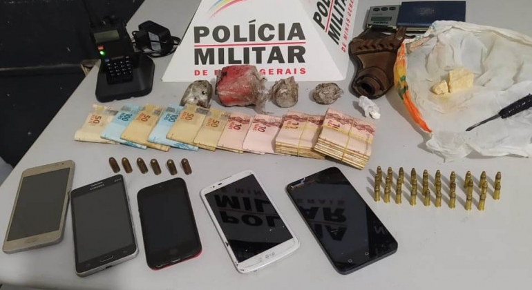 PM localiza drogas, dinheiro e munições no Bairro Santo Antônio em Patos de Minas