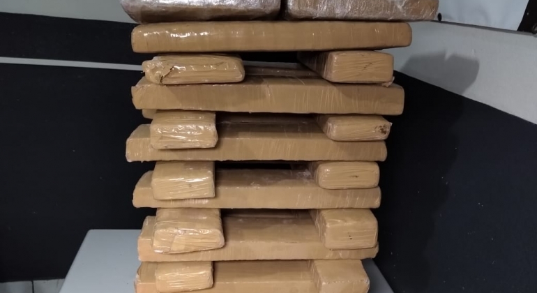 PM de Patos de Minas apreende mais de 40 quilos de maconha e leva suspeitos para a delegacia