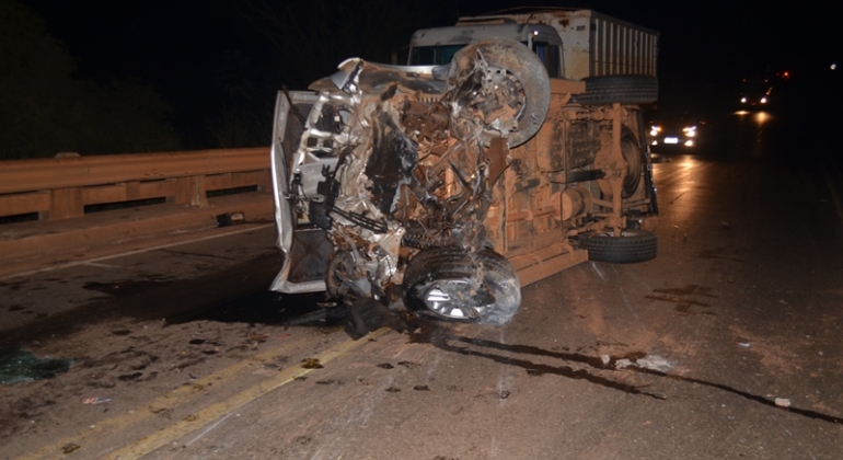 Motorista tem veículo destruído ao colidir contra guard-rails de ponte em Lagoa Formosa 