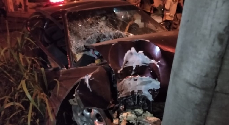 Motorista embriagado atinge poste de iluminação pública em Patos de Minas