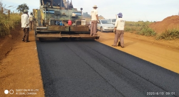 Prefeitura de Lagoa Formosa inicia pavimentação da estrada que liga a cidade ao Distrito de Limeira 