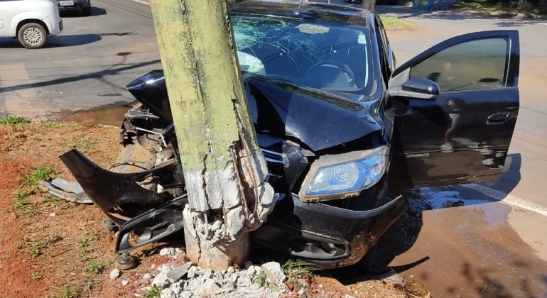 Com sinais de embriaguez motorista colide veículo contra poste de iluminação pública na Avenida Continental
