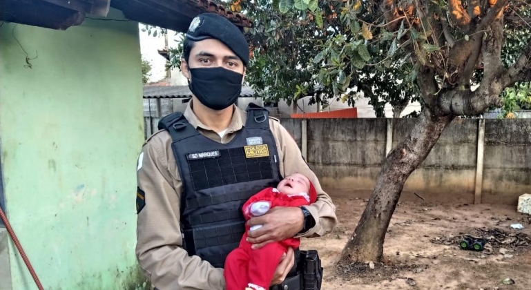 Soldado da PM de Lagoa Grande salva a vida de recém-nascida que estava engasgada