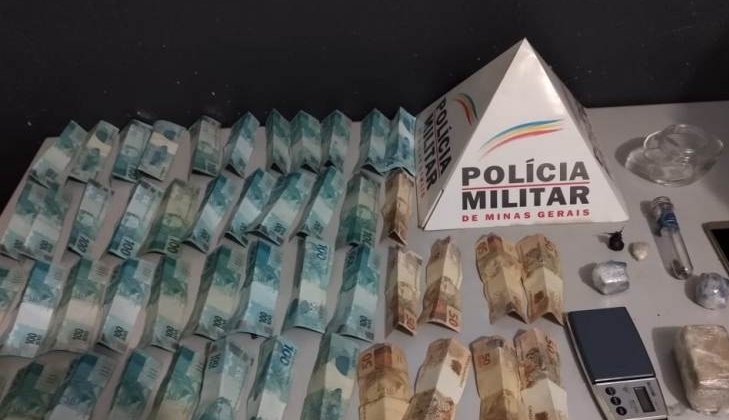 PM apreende maconha e dinheiro e encaminha suspeitos de tráfico para a delegacia PM apreende maconha e dinheiro e encaminha suspeitos de tráfico para a delegacia