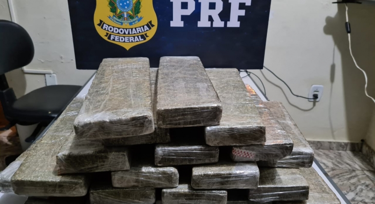 PRF de Patos de Minas apreende grande quantidade de maconha em bagageiro de ônibus na BR-365