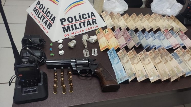 Operação da PM em Presidente Olegário apreende arma e drogas Operação da PM em Presidente Olegário apreende arma e drogas