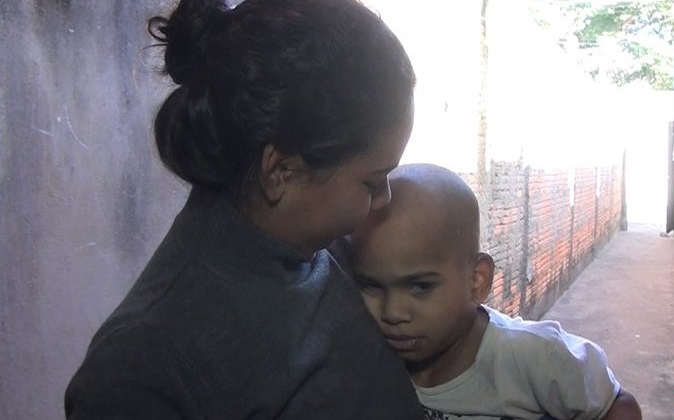 Patos de Minas: família de 12 pessoas e com criança portadora de necessidade especial pede ajuda