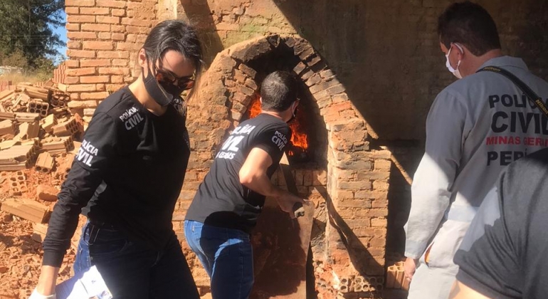 Polícia Civil de Carmo do Paranaíba incinera aproximadamente 20 quilos de drogas Polícia Civil de Carmo do Paranaíba incinera aproximadamente 20 quilos de drogas