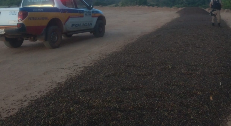 18 toneladas de café furtado são recuperadas pela Polícia Militar em Rio Paranaíba 18 toneladas de café furtado são recuperadas pela Polícia Militar em Rio Paranaíba