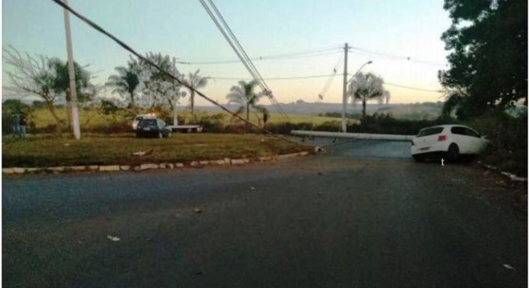 Motoristas colidem veículos na rotatória da estrada da Baixadinha em Patos de Minas Motoristas colidem veículos na rotatória da estrada da Baixadinha em Patos de Minas