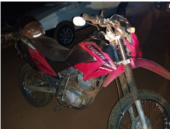 Motoqueiro quase perde a vida após ser enforcado por arame durante acidente na estrada de Monjolinho Motoqueiro quase perde a vida após ser enforcado por arame durante acidente na estrada de Monjolinho