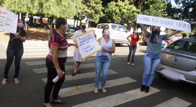  Presidente Olegário: profissionais dispensados pelas redes sociais fazem protesto em frente à Câmara
