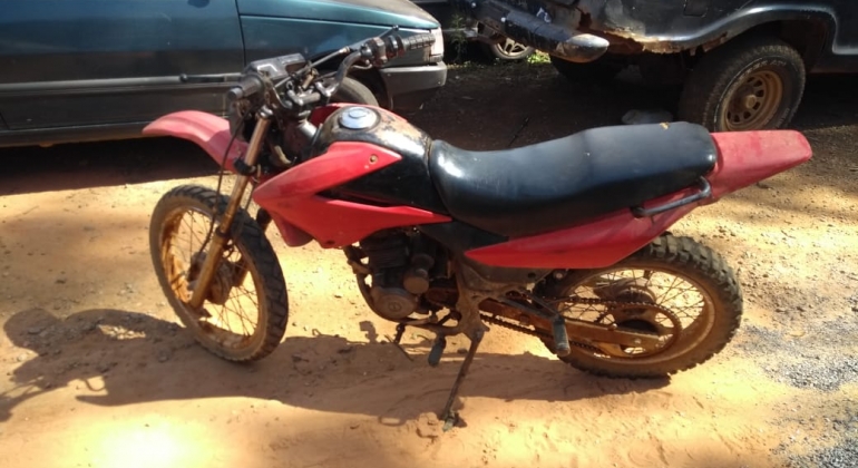 Durante operação PM de Carmo do Paranaíba apreende motocicleta e prende homem com mandado em aberto Durante operação PM de Carmo do Paranaíba apreende motocicleta e prende homem com mandado em aberto