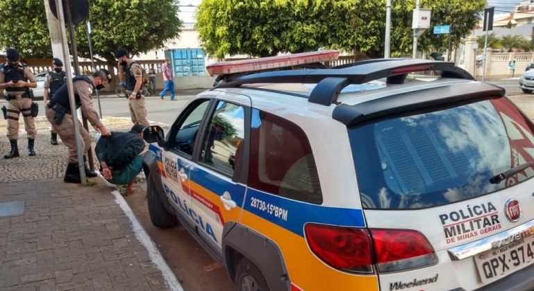 Andarilhos armados com faca e canivete brigam no centro de Patos de Minas por bebida alcoólica Andarilhos armados com faca e canivete brigam no centro de Patos de Minas por bebida alcoólica