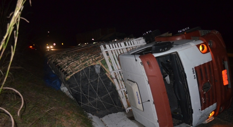  Caminhão tomba na BR-354 em Lagoa Formosa após apresentar problema mecânico 