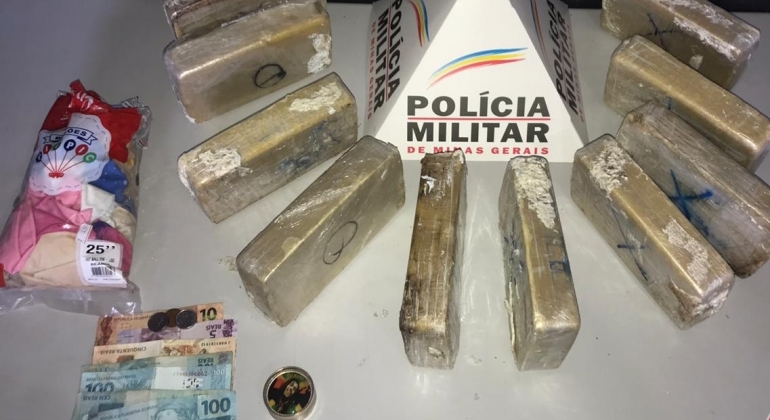 Motorista é preso transportando 10 quilos de crack em companhia da esposa e filha de 5 anos Motorista é preso transportando 10 quilos de crack em companhia da esposa e filha de 5 anos