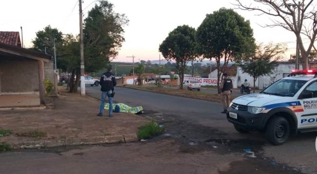 Após matar desafeto autor troca tiros com a polícia e também morre Após matar desafeto autor troca tiros com a polícia e também morre