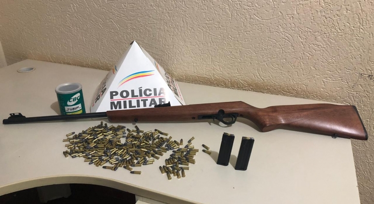 Funcionário de fazenda usa arma de fogo do patrão para afugentar ladrões, mas acaba detido por porte ilegal Funcionário de fazenda usa arma de fogo do patrão para afugentar ladrões, mas acaba detido por porte ilegal