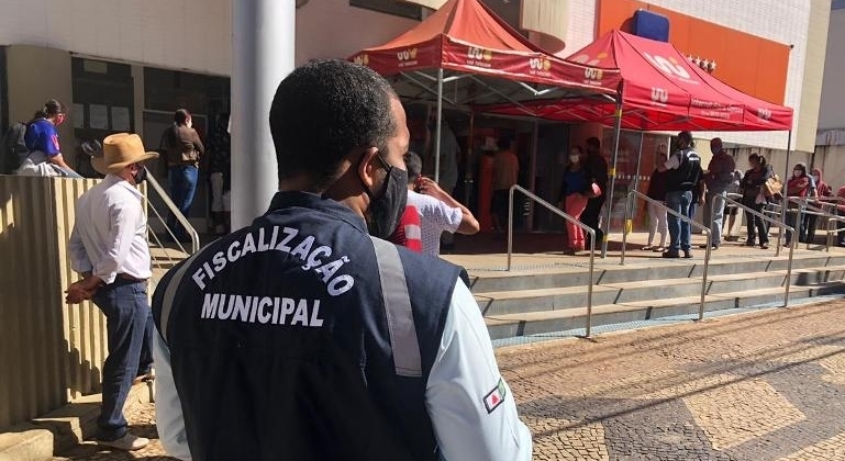 Casas Lotéricas e Bancos de Patos de Minas estão na mira da fiscalização da Prefeitura, após denúncias de aglomerações nas filas