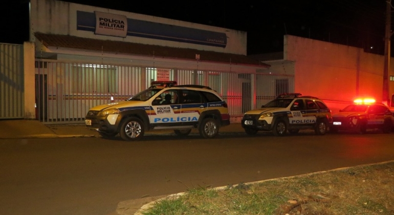 Indivíduo tenta cometer assalto em galpão da prefeitura de Carmo do Paranaíba com réplica de pistola e vigia reage Indivíduo tenta cometer assalto em galpão da prefeitura de Carmo do Paranaíba com réplica de pistola e vigia reage