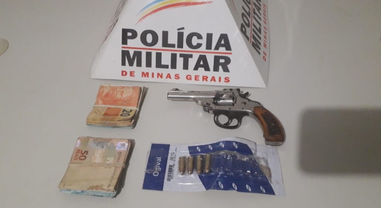 Ações da PM de Monte Carmelo terminam em prisões e apreensões de dinheiro e arma Ações da PM de Monte Carmelo terminam em prisões e apreensões de dinheiro e arma