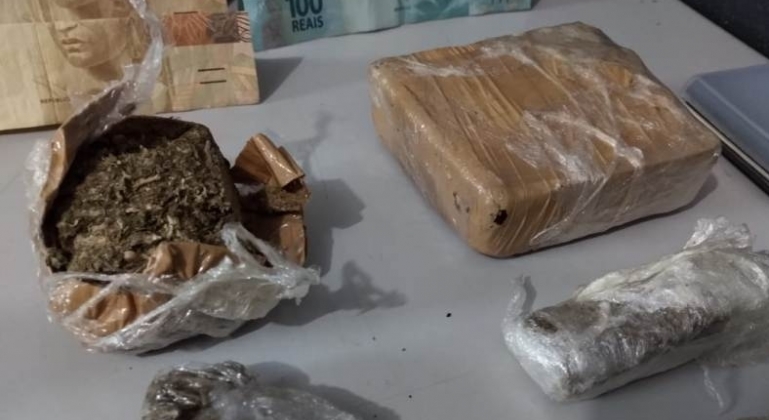 PM de Patos de Minas encaminha suspeitos de tráfico de drogas para a delegacia PM de Patos de Minas encaminha suspeitos de tráfico de drogas para a delegacia