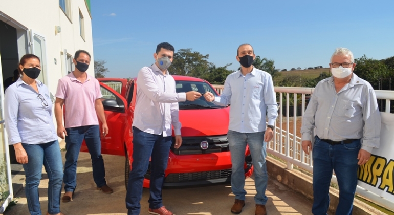 Rotary Club de Lagoa Formosa entrega carro sorteado na promoção Chave Solidária 