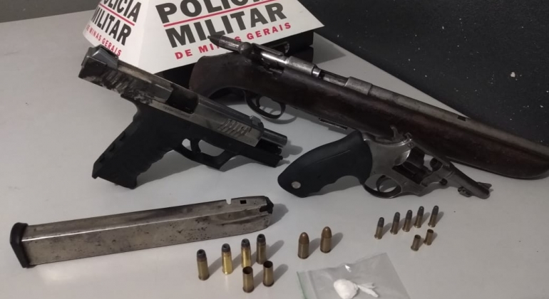  PM encontrar armas, munições e droga no Bairro Vila Garcia na cidade de Patos de Minas