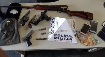 PM prende trio suspeito de assalto em fazenda e apreende armas e dinheiro PM prende trio suspeito de assalto em fazenda e apreende armas e dinheiro