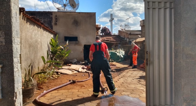 Corpo de Bombeiros combate incêndio em casa no Bairro Lagoa Grande em Patos de Minas Corpo de Bombeiros combate incêndio em casa no Bairro Lagoa Grande em Patos de Minas