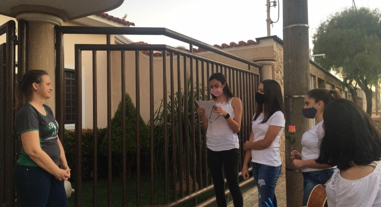 Professora e alunas da Escola Nossa Senhora da Piedade realizam projeto “toque amor, cante o bem”