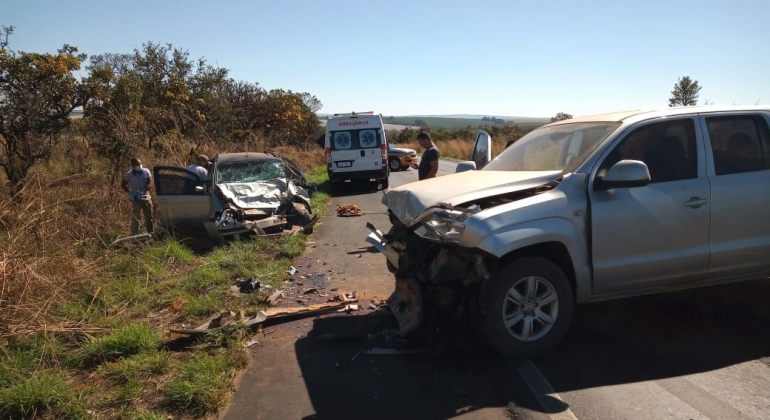 Batida frontal na MG-187 em Serra do Salitre deixa quatro pessoas feridas
