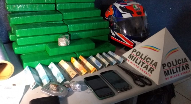 Polícia Militar intercepta veículo carregado com mais de 30 quilos de maconha Polícia Militar intercepta veículo carregado com mais de 30 quilos de maconha