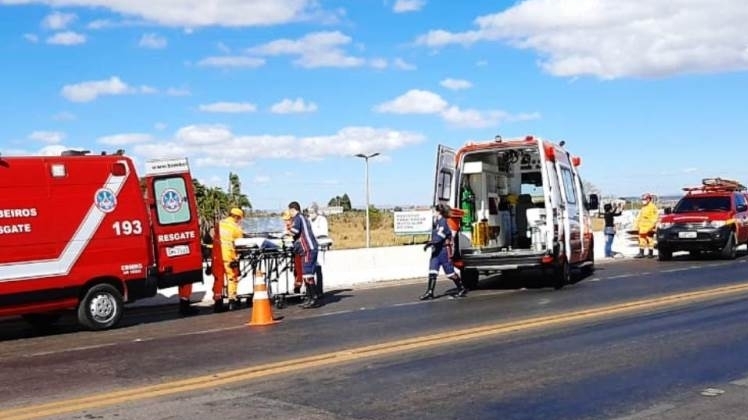 Equipes de salvamento resgatam homem que ameaçava pular de viaduto em Patos de Minas
