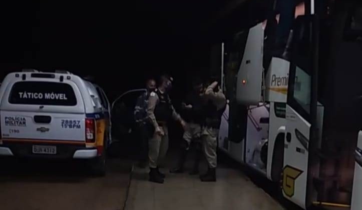 Lagoa Formosa: Polícia Militar apreende grande quantidade de maconha dentro de ônibus e prende suspeito Lagoa Formosa: Polícia Militar apreende grande quantidade de maconha dentro de ônibus e prende suspeito