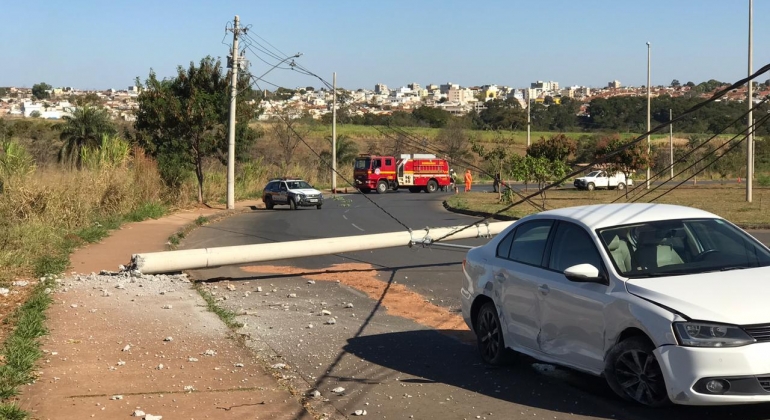 Condutora de 19 anos perde controle direcional e quebra poste no prolongamento da Avenida Fátima Porto Condutora de 19 anos perde controle direcional e quebra poste no prolongamento da Avenida Fátima Porto