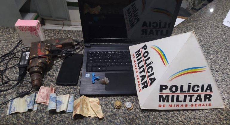 Polícia Militar de Lagoa Formosa recupera produtos furtados e encaminha suspeito de tráfico para a delegacia Polícia Militar de Lagoa Formosa recupera produtos furtados e encaminha suspeito de tráfico para a delegacia