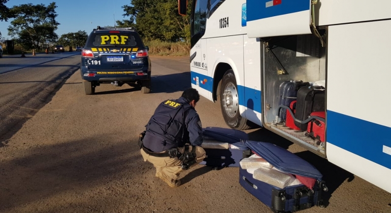 Mãe e filha são presas transportando aproximadamente 50 quilos de drogas dentro de ônibus na BR-365 Mãe e filha são presas transportando aproximadamente 50 quilos de drogas dentro de ônibus na BR-365