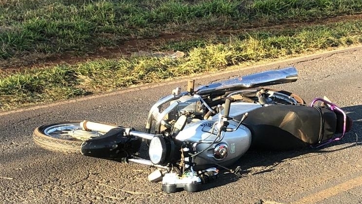 Duas pessoas ficaram feridas após queda de motocicleta na cidade de Patos de Minas