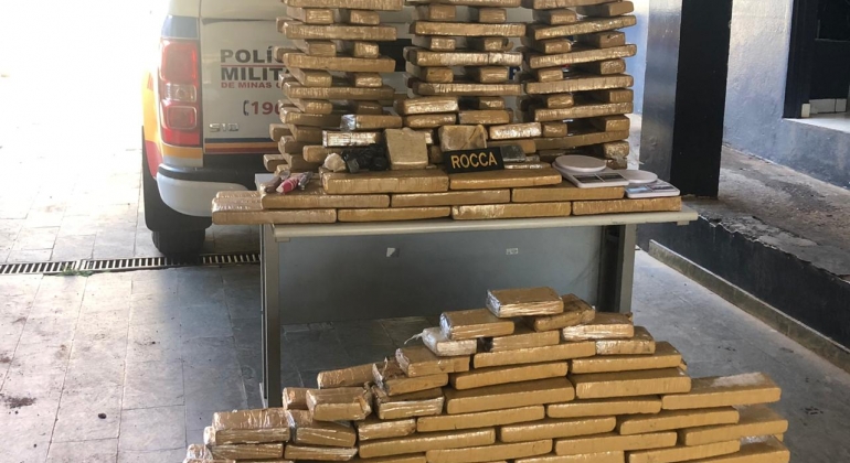 Adolescente transportando dezenas de quilos de maconha é apreendido pela PM na BR-365 em Patos de Minas Adolescente transportando dezenas de quilos de maconha é apreendido pela PM na BR-365 em Patos de Minas