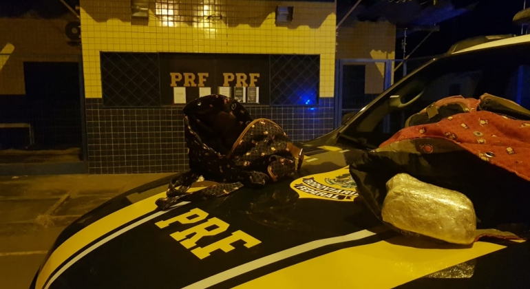 De novo: PRF encontra droga em mochila de passageiro de ônibus interestadual na BR-365