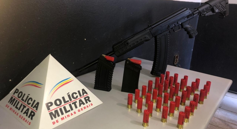 PM localiza arma de fabricação russa escondida em laje de casa na cidade de Patos de Minas