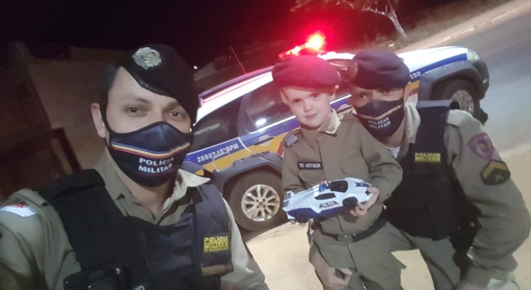 Arapuá: menino de 4 anos fã da Polícia Militar recebe visita de policiais em festa de aniversário Arapuá: menino de 4 anos fã da Polícia Militar recebe visita de policiais em festa de aniversário