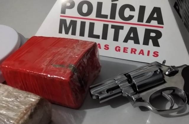 PM apreende drogas e dinheiro no Bairro Jardim Esperança na cidade de Patos de Minas PM apreende drogas e dinheiro no Bairro Jardim Esperança na cidade de Patos de Minas
