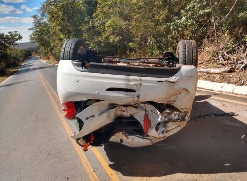 Para não atropelar animal silvestre motorista capota veículo na MG-410 no município de Presidente Olegário